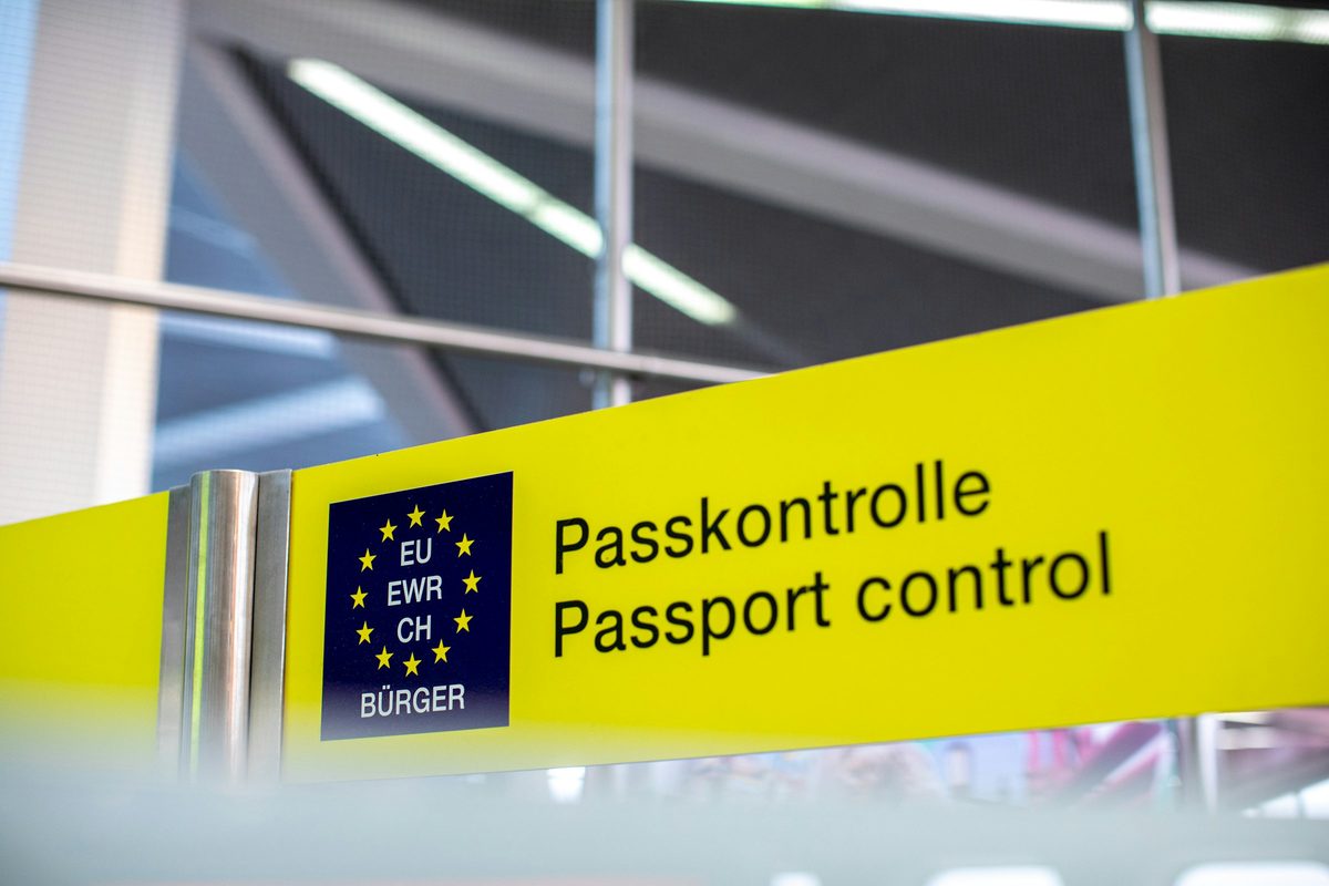 Gult skilt for passkontroll på en flyplass, med EU- og EØS-symbol