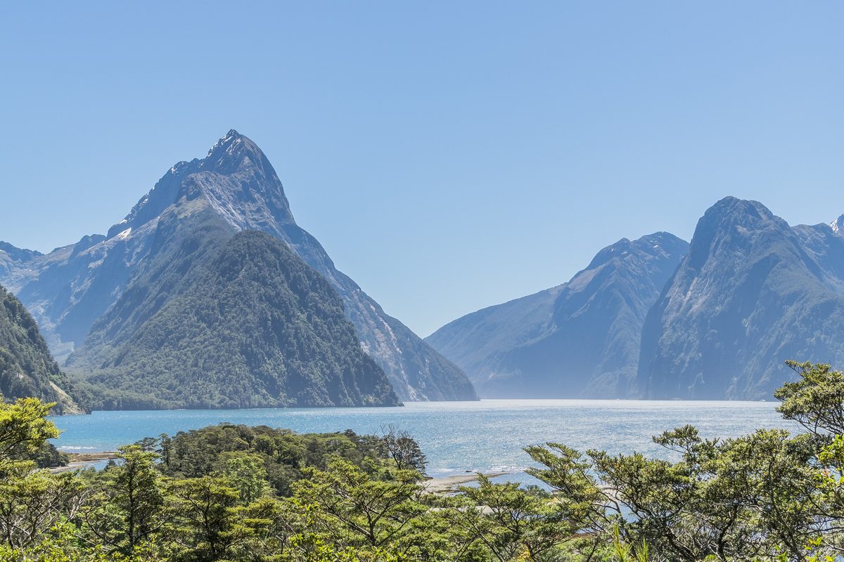 Milford Sound med fjellet Mitre Peak i Fiordland nasjonalpark på New Zealand
