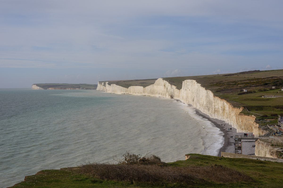 De hvite kritt-klippene Seven Sisters ved kysten av East Sussex i England